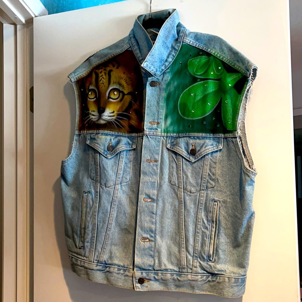 Sleeveless lt denim jacket w/hand painted design